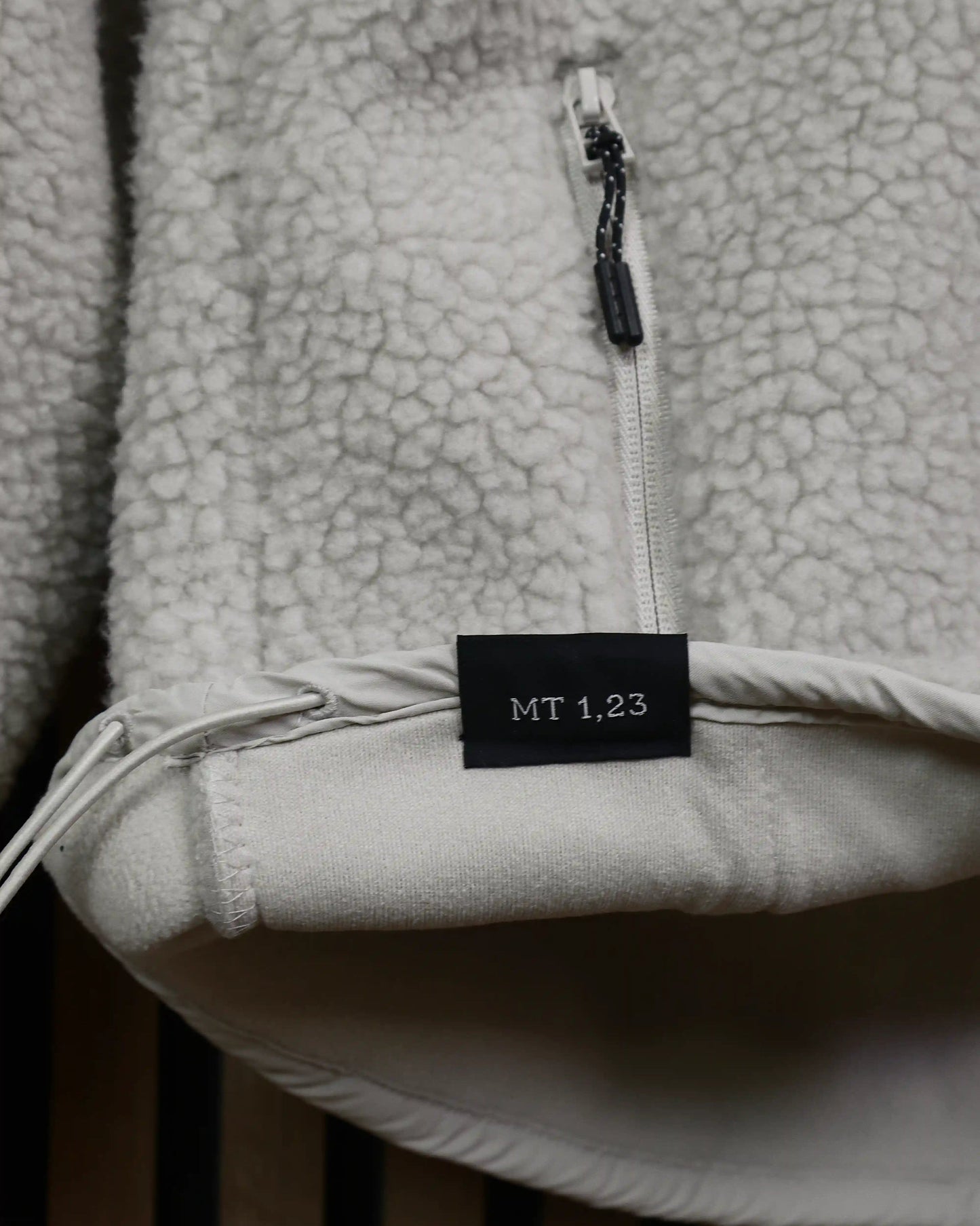 Detail Saum Teddyfleece Jacke – I II III MT 1,23 Label Rueckseite